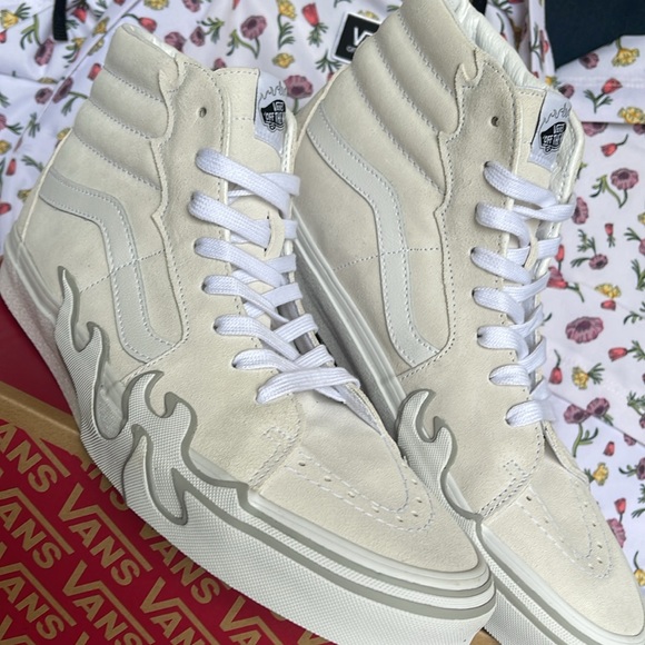 Vans Men’s Sk8-Hi Flame
Suede White/White
VN0005UJWWW
Sneakers - Picture 8 of 16
